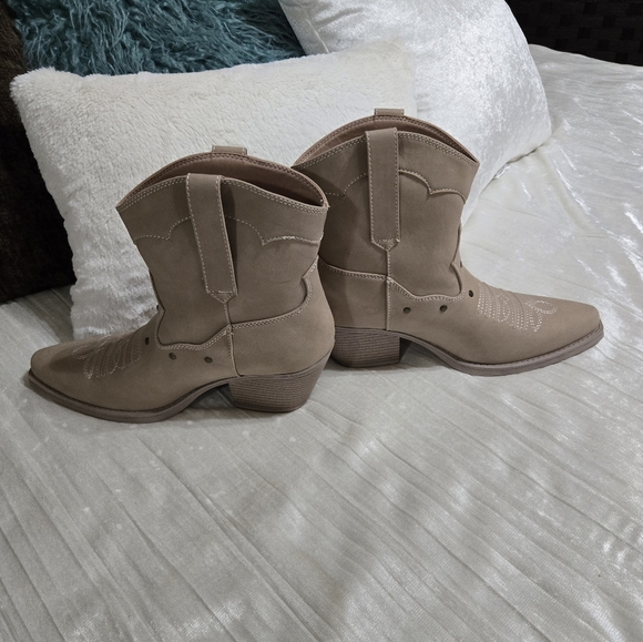 Tan  Womens Ankle Boots By Sonoma Size 7 1/2 NWOT! NEVER WORN - Picture 3 of 8